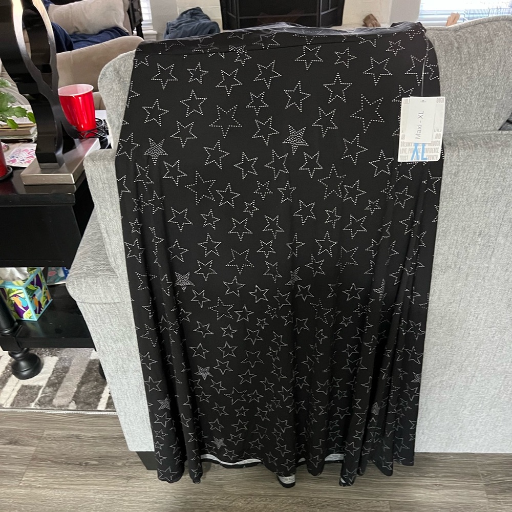 Lu La Roe Maxi Skirt NWT. Soft and slinky star patterned material.